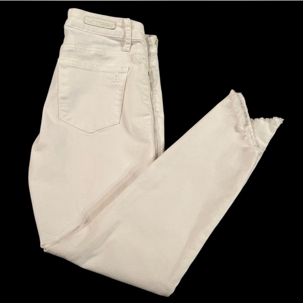 🤍Articles Of Society White Straight Leg Jeans w Frayed Hem